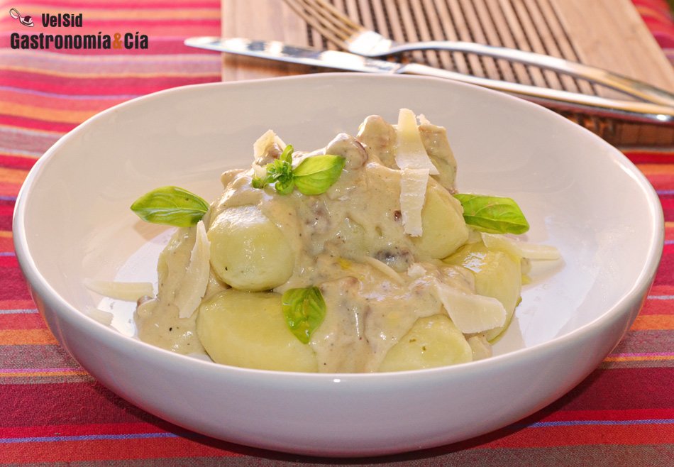 SocialFood_'s tweet image. Ñoquis rellenos de pesto con salsa de Grana Padano y nueces bit.ly/1pY2qQX