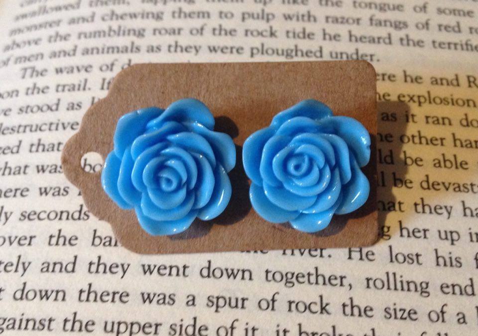 foxidora's tweet photo. New flower earrings! take a look! theres three colours to choose from- https://t.co/5xPMObR9TR @Craft_Hour #etsy https://t.co/YBMN02Wv1q