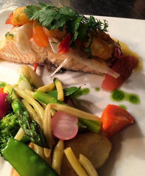 Brighten up your Monday with this colourful dish! #salmon #shrimp #fresh