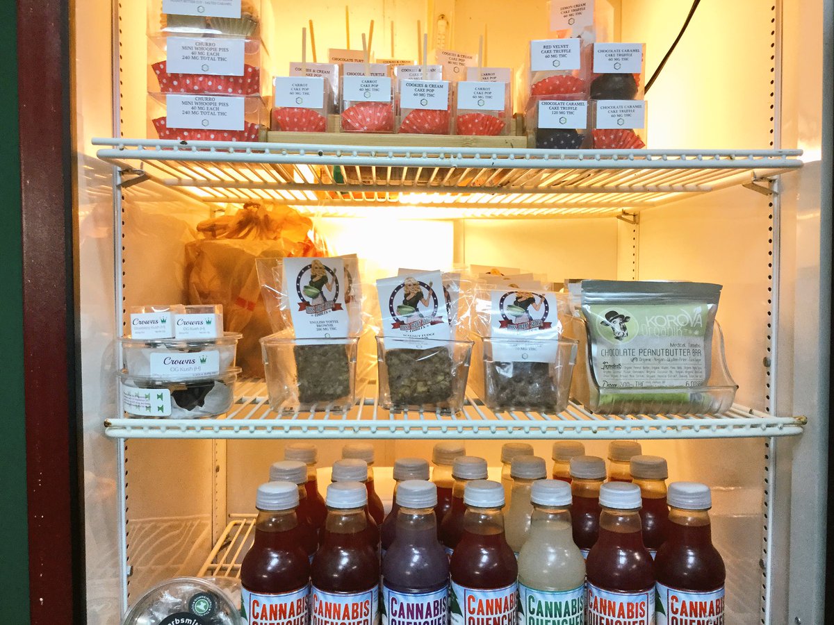 AbsoluteProp215's tweet photo. It's Munchie Monday!! Buy one get one free off all edibles!!🍭🍪 #munchies #monday #420 https://t.co/r25XjxccRV