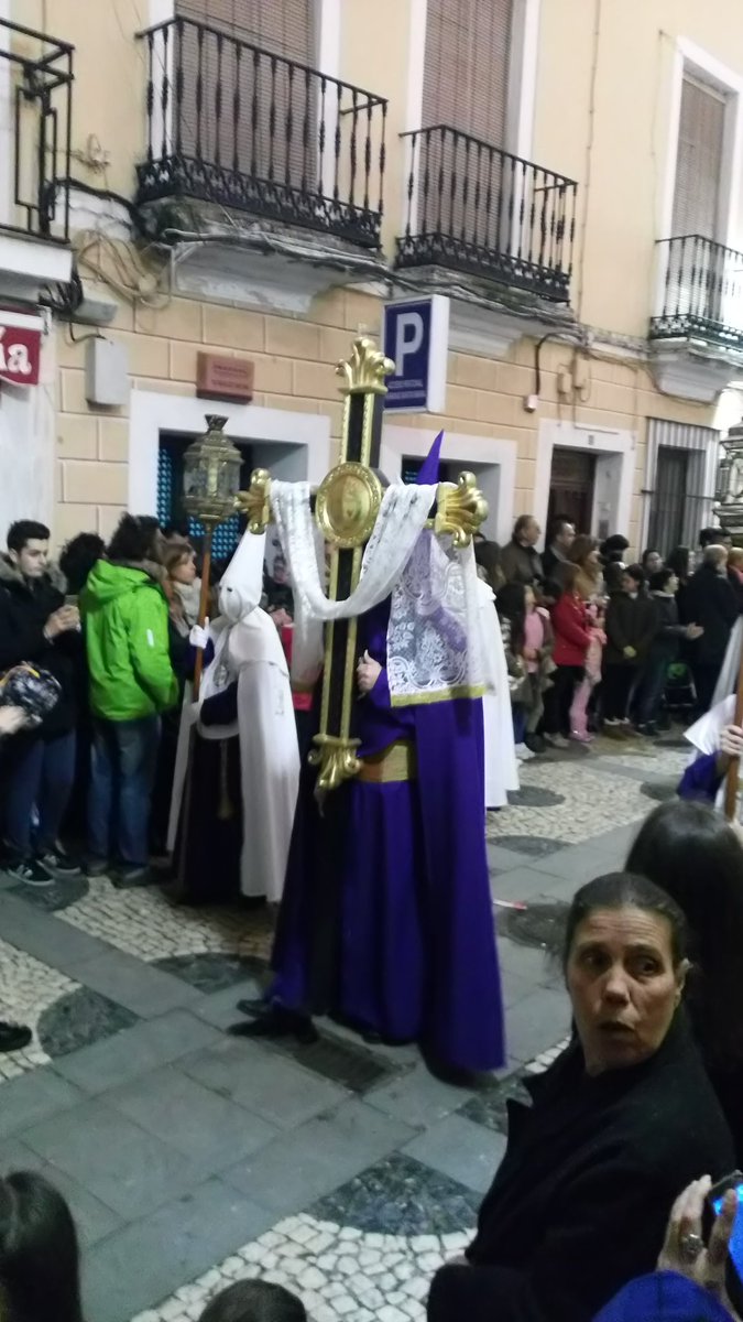 La Cruz de guía en la calle San Juan #SemanaSantaBa #BadajozCofrade