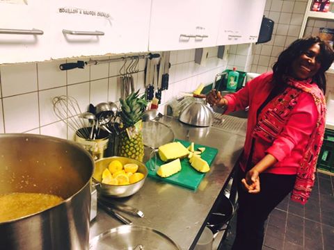 MamasKoelkast's tweet image. Mama Jane brouwt alvast haar legendarische gemberbier bij @s2m030 voor morgen #catering #tuesdaymeetup #globalmeetup