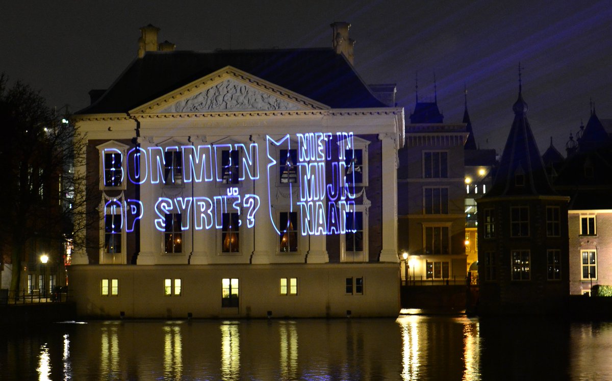 Vanavond projecteerde <a href="/ROODjong/">ROOD, Socialistische Jongeren</a> de tekst 'Bommen op Syrië? Niet in mijn naam' op het Binnenhof! #nietinmijnnaam