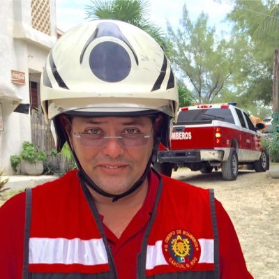 RetioNoticias's tweet photo. Reportan al sub director de Bomberos Cancún emborrachándose con todo y unidad. Q asco @PaulCarrillo2 @TomHurtado https://t.co/EZJkd7IYQd