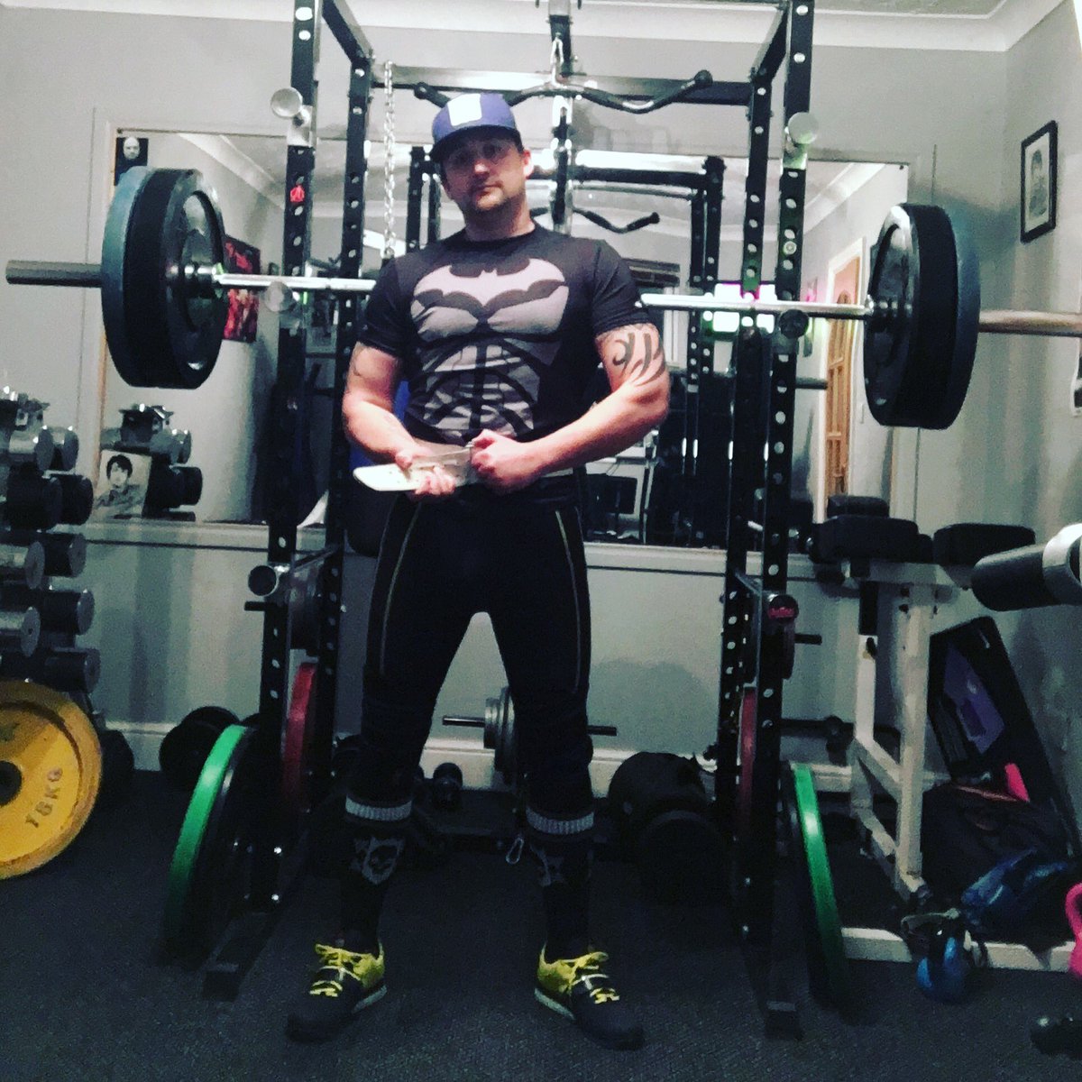 essexbodyguard's tweet photo. #legday Monday feeling week after my nightshift so just hitting some lighter #squats and #legraises in my #homegym https://t.co/o8ZG3fexoW