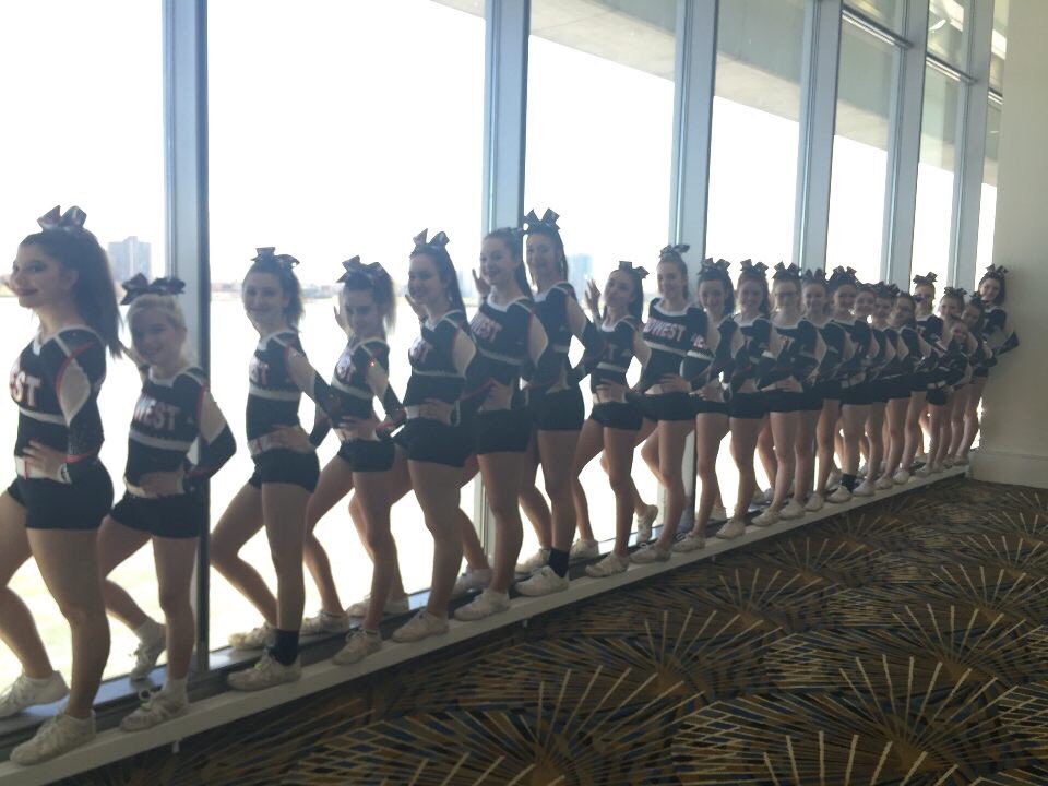 MidwestPhantom's tweet photo. These girls >>>>>> https://t.co/xJP9NMJi3Y