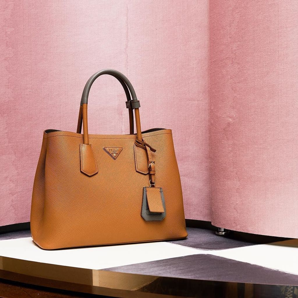 TryWearEasy's tweet photo. The #PradaDouble bag combines artisanal heritage with contemporary practicality.

A timeless design enhanced by a n… https://t.co/OVB60rpXy0