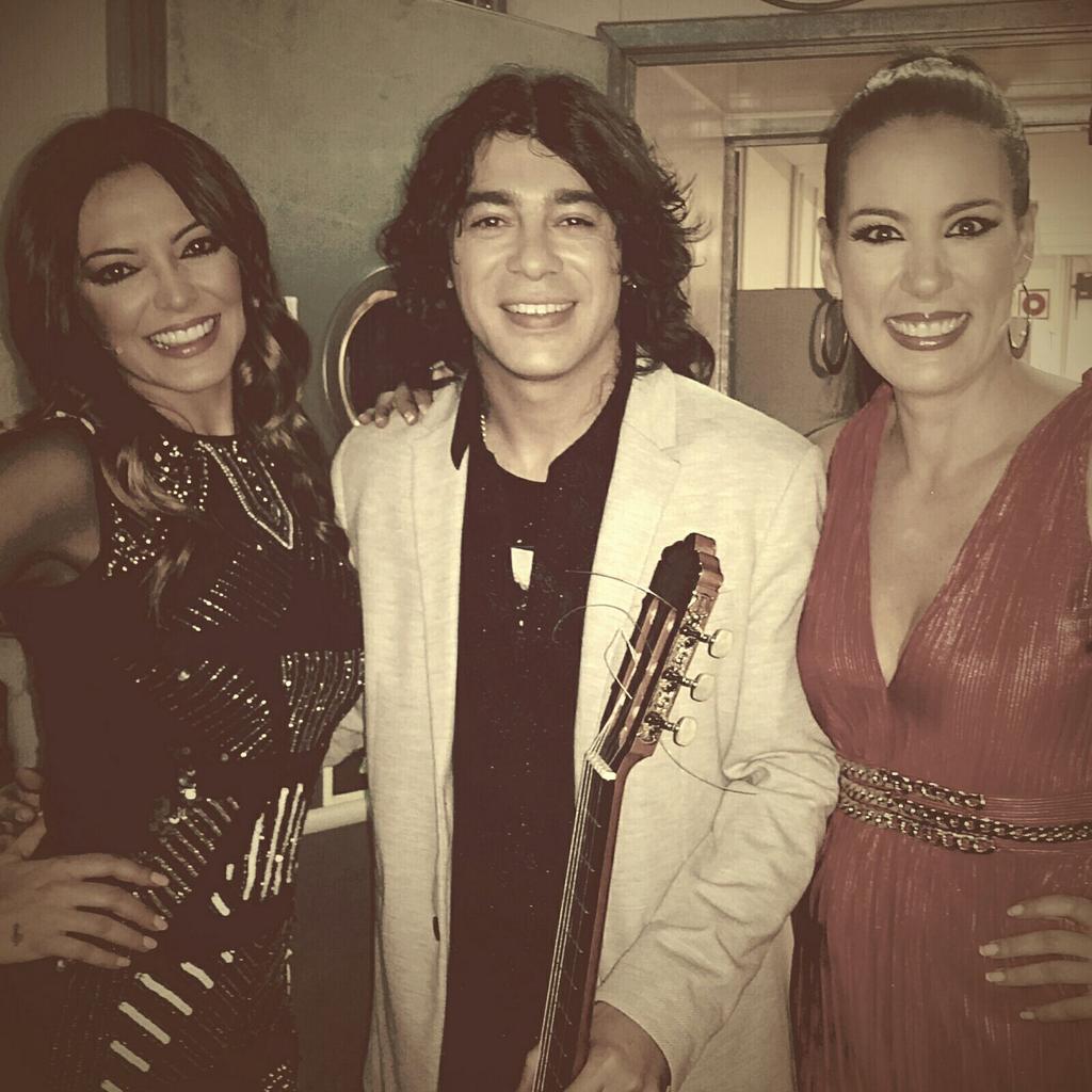 Javi_Cantero's tweet photo. Una alegría grande compartir buenos ratos al compás de la guitarrinchi con @MercheOficial y @AliciaSenovilla https://t.co/y1TJzX40bI