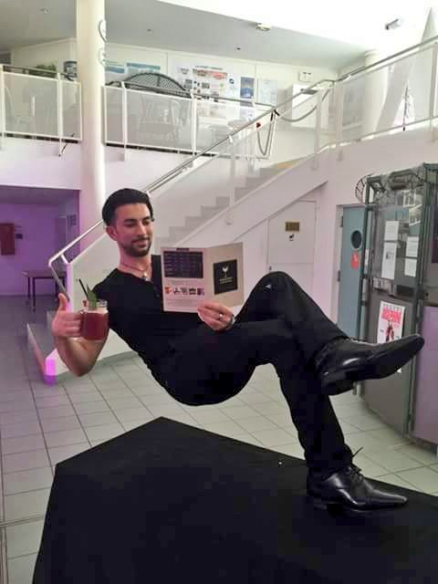 Jewelbijou's tweet photo. Tranquille,calé au calme 😊😉 Gainage ou magie?😁 @magicritchie #magicien #show #var #animation @LeVaroisOFF @TV83info https://t.co/IxECfPlah6