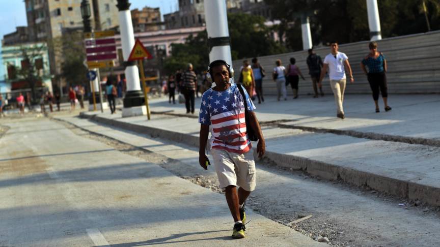 NOS's tweet photo. Cubanen zijn blij met de komst van Obama. Overal is de Amerikaanse vlag te zien: https://t.co/RNWCaYV0ob https://t.co/Bpgk6MigFr