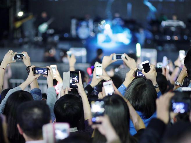Corriere's tweet photo. Niente foto, solo musica: l’appello dei cantanti  nell’era smartphone   https://t.co/2bB6754gA9 https://t.co/nYDAA78x2W