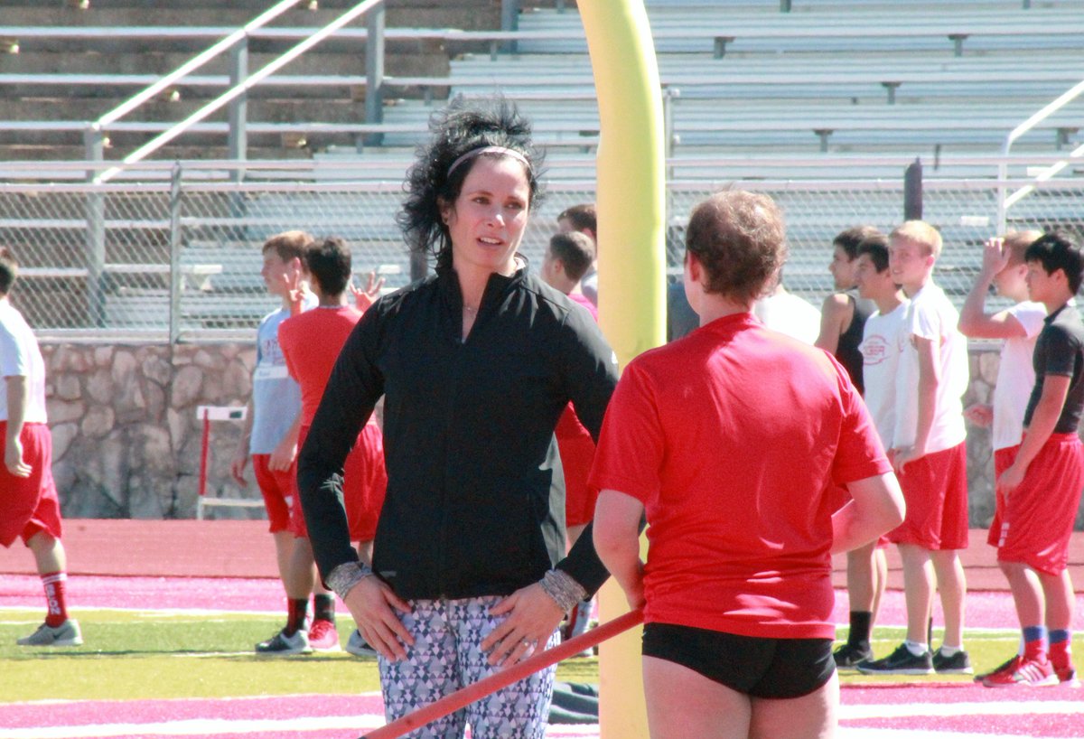 Travis5mith's tweet photo. Amalie Brewer said @JennSuhr was her hero. Suhr said the same of Amalie during a surprise visit to @GlenRoseSchool. https://t.co/bkc7icHrgs