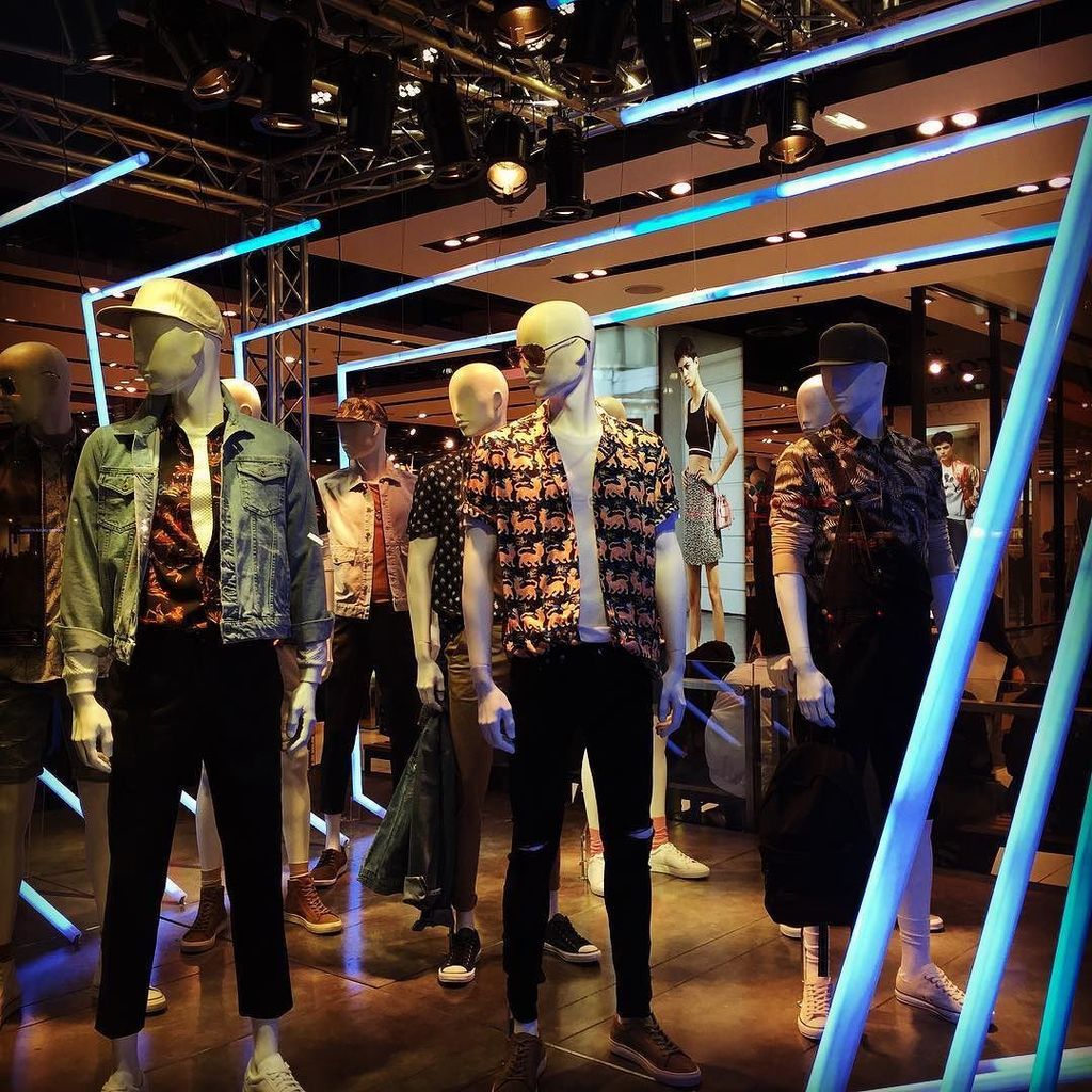 retailfocus's tweet photo. Topman, London, March 2016
https://t.co/ibMEaSn2Fm

#retail #retaildesign #vm #visualmerc… https://t.co/BpA9dkVjlL https://t.co/nUIvZV7m5w