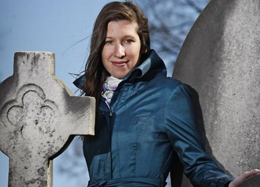 FallenWorldBR's tweet image. HOJE É ANIVERSARIO DA RAINHA SUPREMA QUE CRIOU ESTA SAGA TÃO MARAVILHOSA! Thank you @laurenkatebooks 🎂🎉🎈