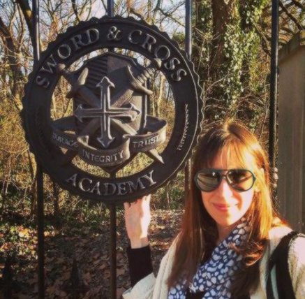 FallenWorldBR's tweet image. HOJE É ANIVERSARIO DA RAINHA SUPREMA QUE CRIOU ESTA SAGA TÃO MARAVILHOSA! Thank you @laurenkatebooks 🎂🎉🎈