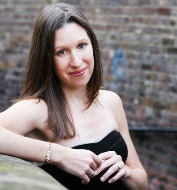 FallenWorldBR's tweet image. HOJE É ANIVERSARIO DA RAINHA SUPREMA QUE CRIOU ESTA SAGA TÃO MARAVILHOSA! Thank you @laurenkatebooks 🎂🎉🎈