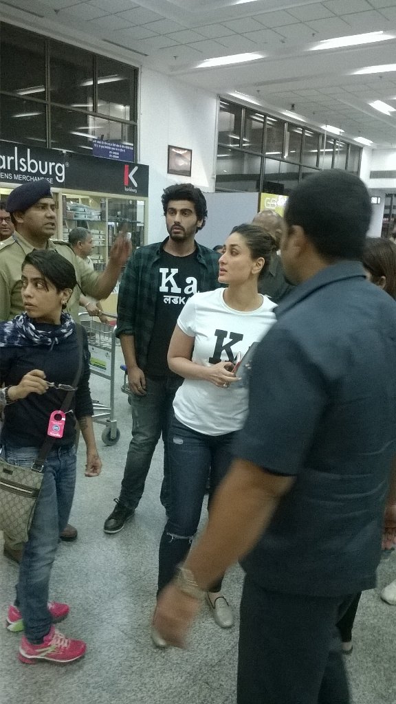 KareenaUpdates's tweet photo. Spotted: Kareena Kapoor and Arjun Kapoor (@arjunk26) at the airport!

Picture Courtesy: @ayunan29697 https://t.co/SN6kGM0p0J