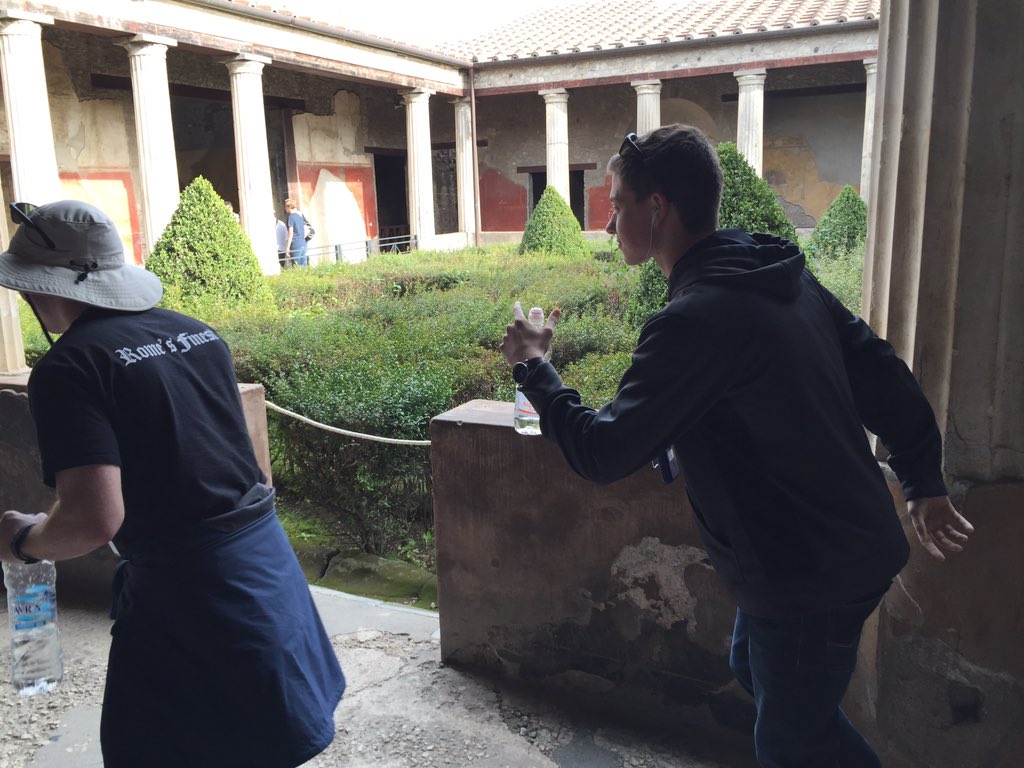 MagistraProc's tweet photo. Pueri molesti, nolite currere in hortō! #pompeii #ecceromani https://t.co/uqecPFQnB9