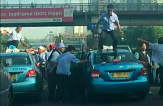 CoconutsJakarta's tweet photo. Video: Blue Bird taxi drivers smash cabs of those who won’t join today’s protest
https://t.co/i1tKWGa168 https://t.co/XQ2cIkygaJ