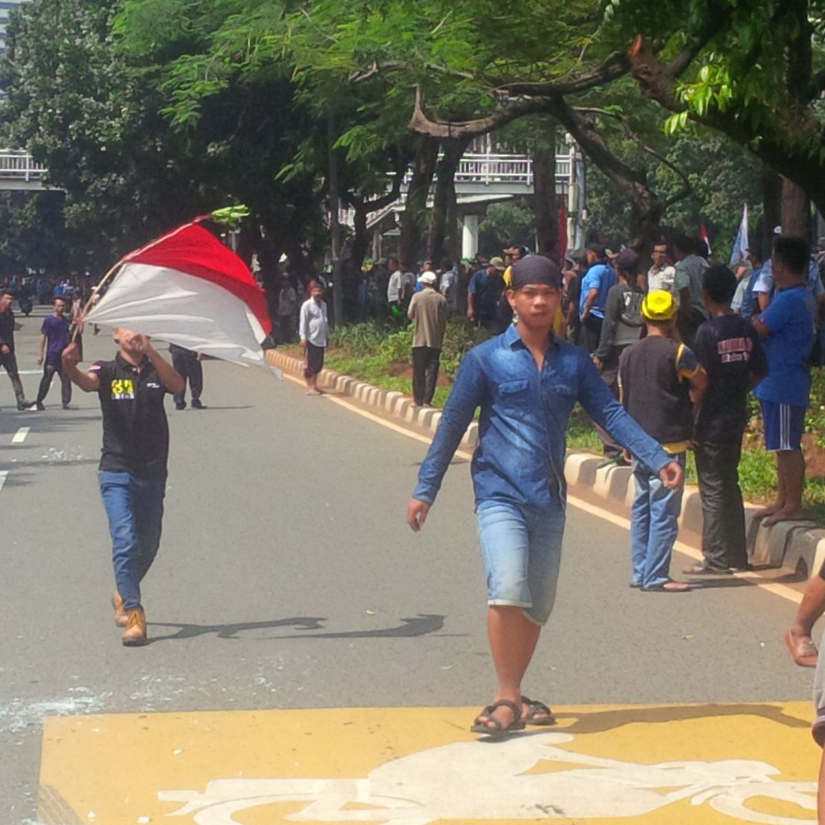 TMCPoldaMetro's tweet photo. 10:31 Pengunjuk rasa yg anarkis di sekitar Patung Sudirman sdh dlm penanganan #Polri. Hati2 bila sedang melintas https://t.co/pXErMEBaj2