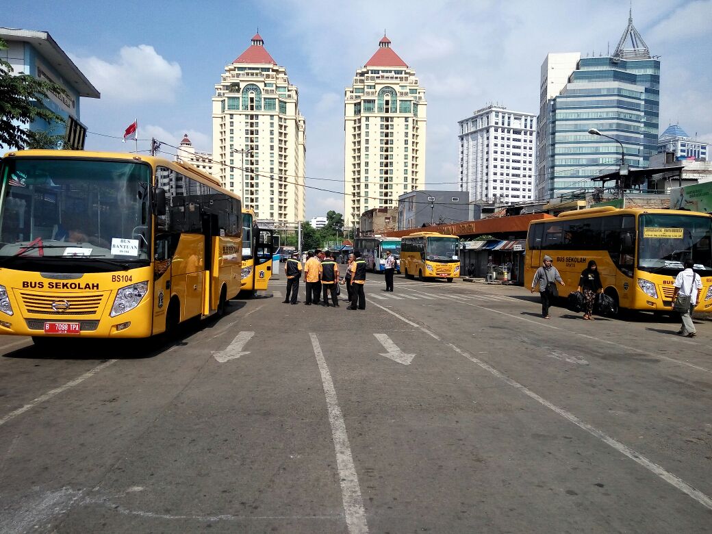 bussekolah_dki's tweet photo. Bus sekolah terdapat dibeberapa terminal untuk membantu masyarakat agar tetap bisa mencapai tujuan secara gratis. https://t.co/vsPqi4NtV6
