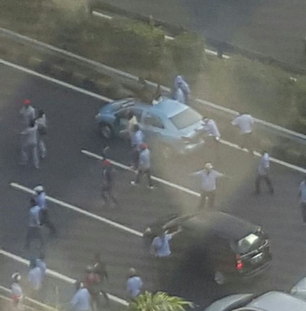 TMCPoldaMetro's tweet photo. 11:02 Pengunjuk rasa yg berupaya melakukan tindakan anarkis sdh dlm penanganan petugas #Polri. https://t.co/vI15mBhHPe
