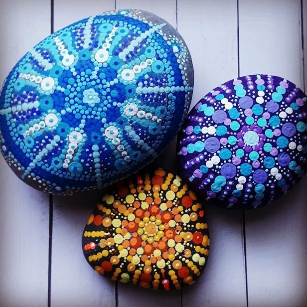 garabattas's tweet photo. Pintando Mandalas en piedras de río. Super relajante! Quiero pintar más!! #lunes #devuel… https://t.co/LWvReSRkbv https://t.co/VYD6VlSuRk