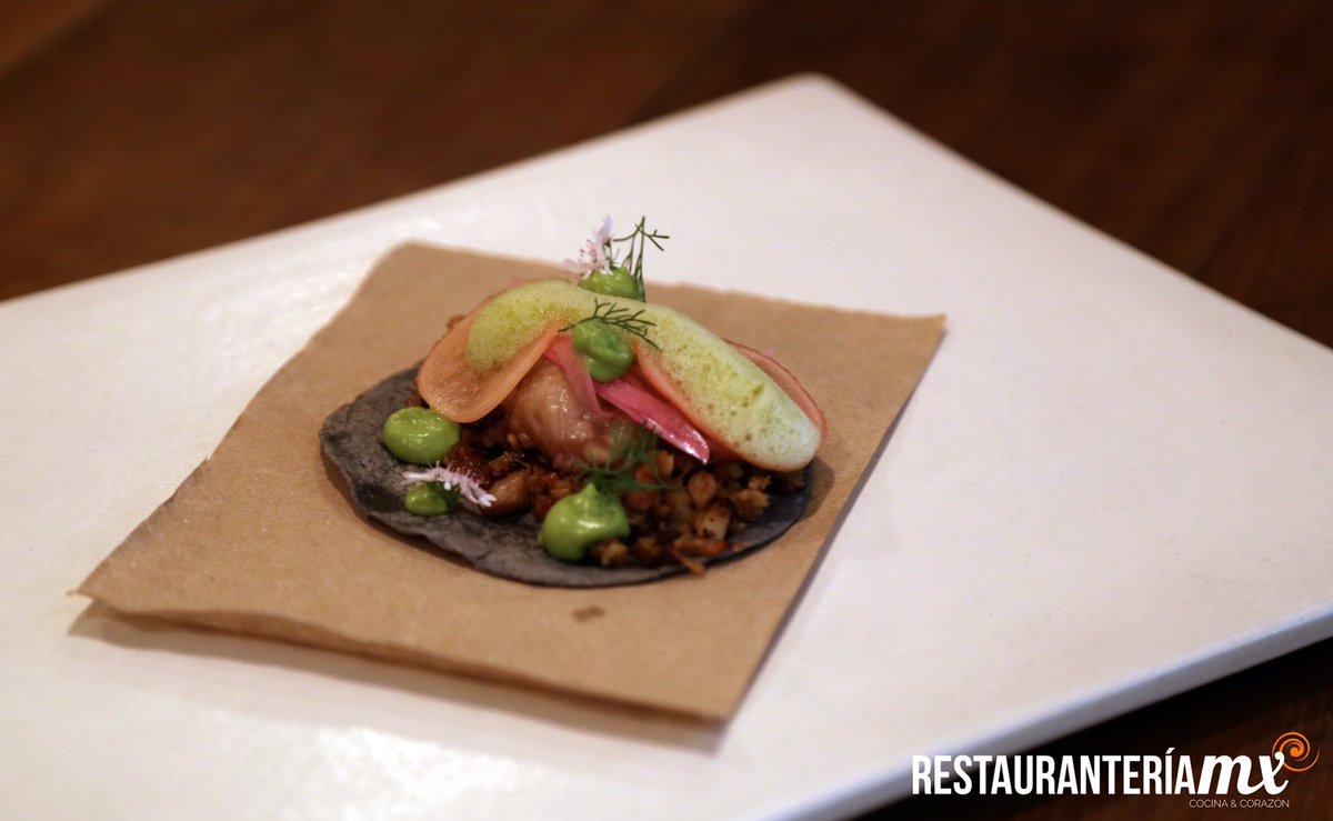 RestMX's tweet photo. Taco de muerte lenta @EmilianoAyalaMx en #SanPellegrinoYoungChefs durante @COMEfest. Esta noche el VIDEO 🎥 https://t.co/IR2jYx6uAv