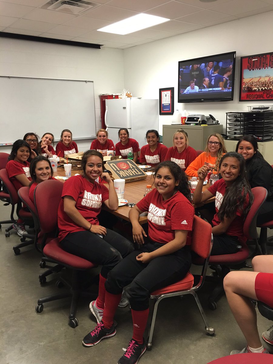 CoachBuitron's tweet image. Lady Bronco Softballers enjoying team dinner. Our team = #fam
#Booyah #9strong 🍕🍕🍕🍕 @DTSine