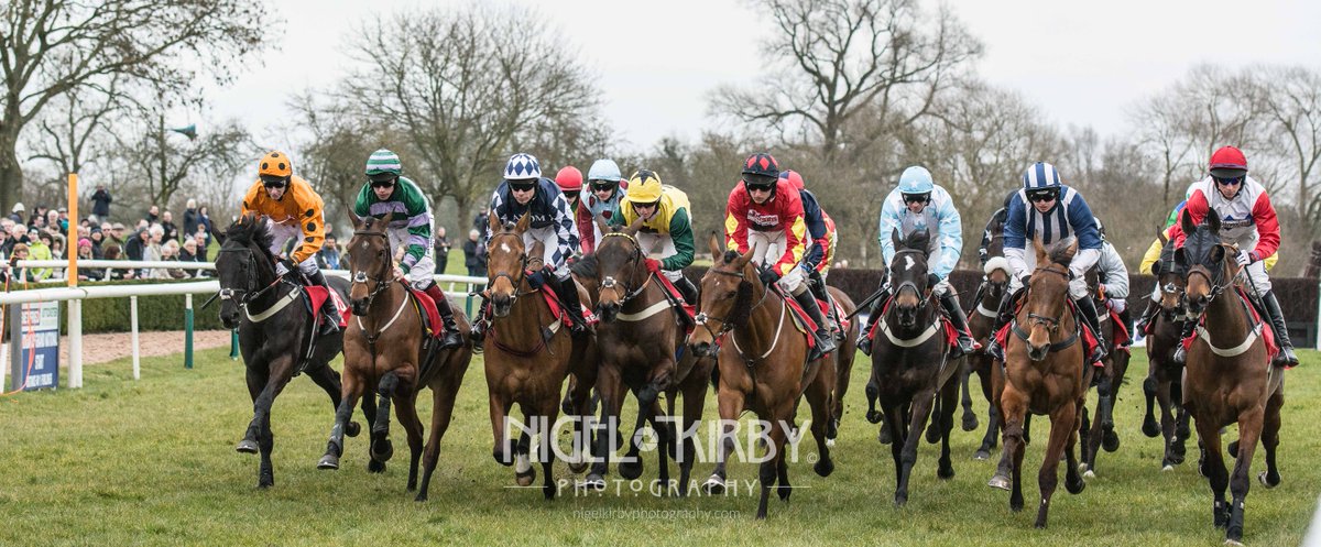 nigekirby's tweet photo. The field sets off in the @Betfred #MGN2016 at @UttoxeterRaces on Sat 19 March 2016 https://t.co/kdbFGcClYd