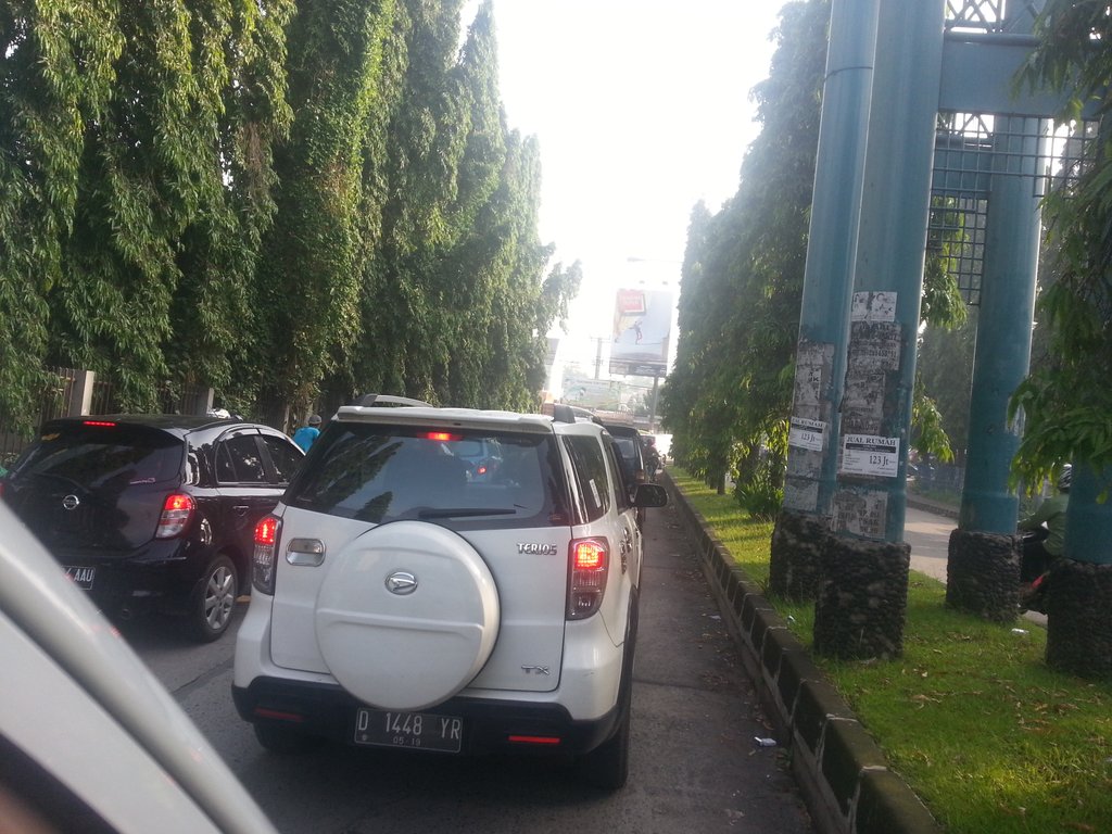 hansvarolly's tweet photo. Kemacetan setiap pagi di pertigaan TKI - Holis,teu aya nu ngatur na jadi pa keukeuh keukeuh https://t.co/Xbh2YNV6jY