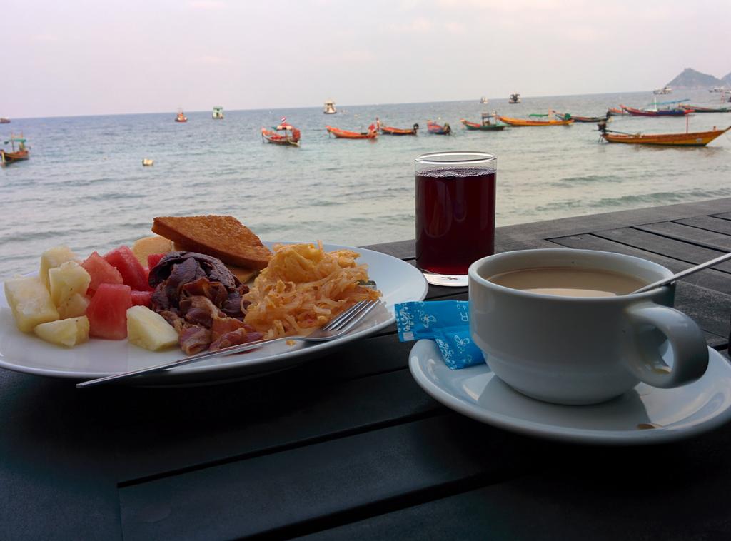 ShaunsCC's tweet photo. Early morning breakfast on #saireebeach  after completing my open water cert. #kohtao #thailand #travel https://t.co/M8I698KCqh