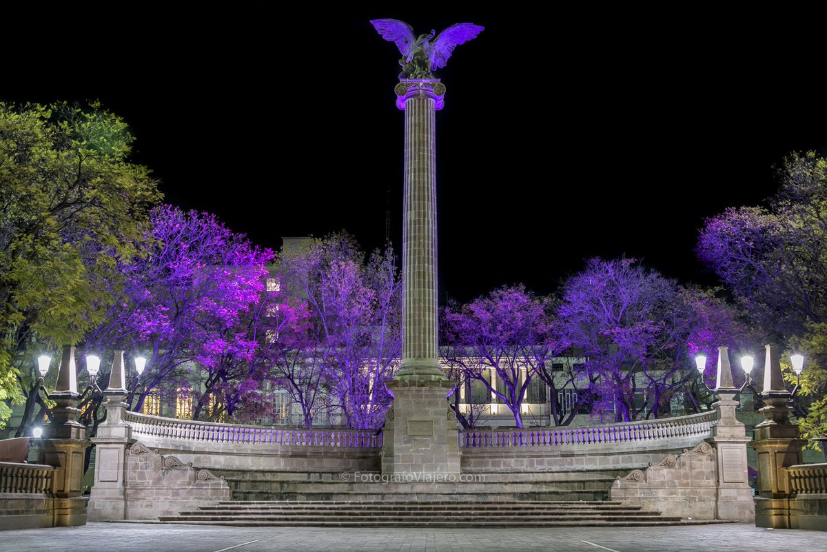 "Plaza de la Patria" en el Zócalo de <a href="/Aguascalientes/">Viva Aguascalientes</a> 

#Nikon D810, lente 28-300mm
1.0 seg, f/8.0, ISO 800, 44mm