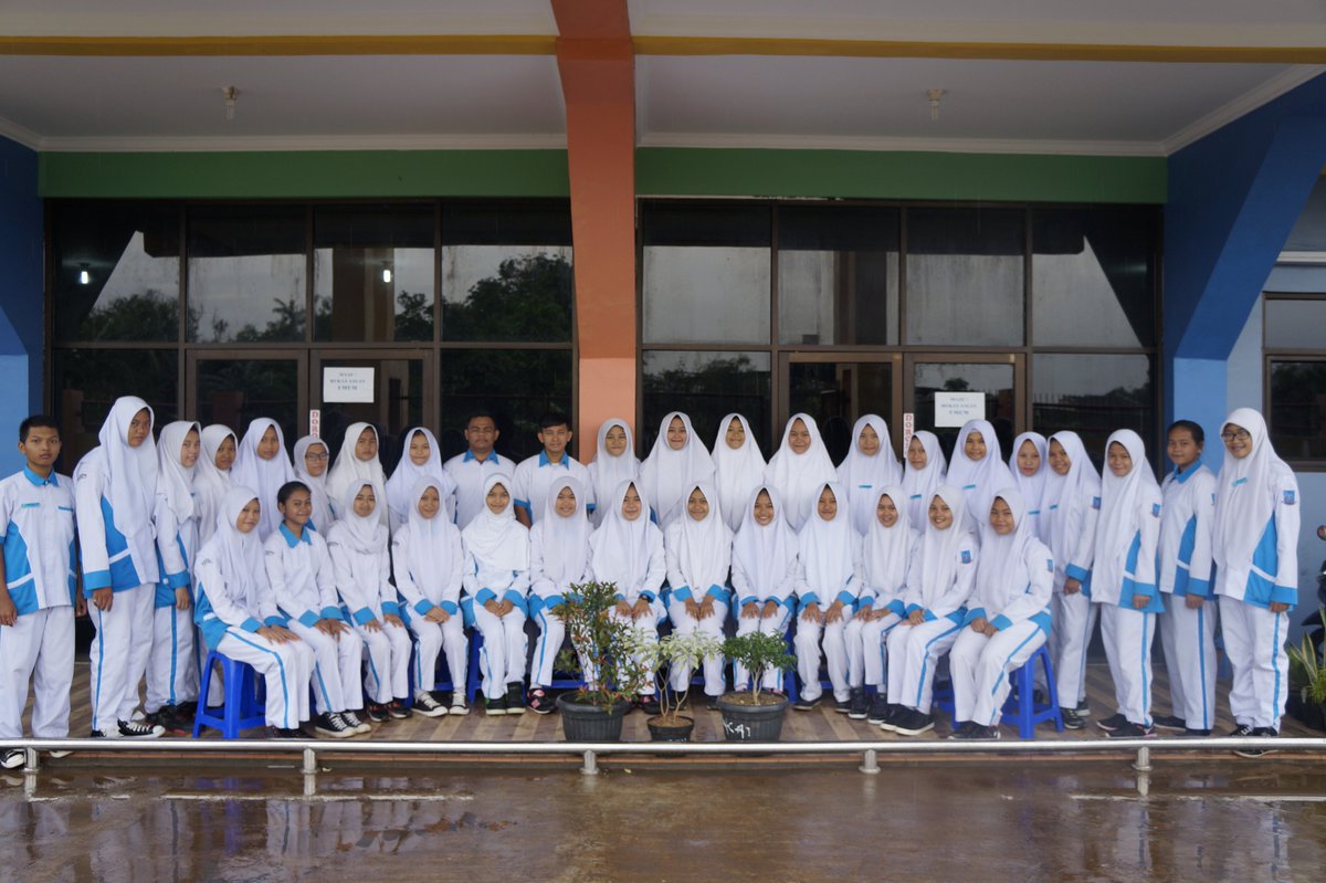 smkkbm2's tweet photo. Keluarga Besar SMK Karya Bahana Mandiri 2 ; Kompetensi Keahlian Farmasi https://t.co/JXRR1mne6g