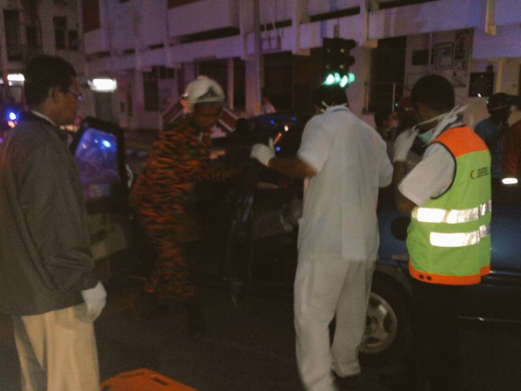 22/3/16: 2 KERETA KEMALANGAN DI Depan Hotel Temenggong Kota Bharu, Kelantan 6.45 pg. 1L parah &amp; 1W cedera #BOMBA