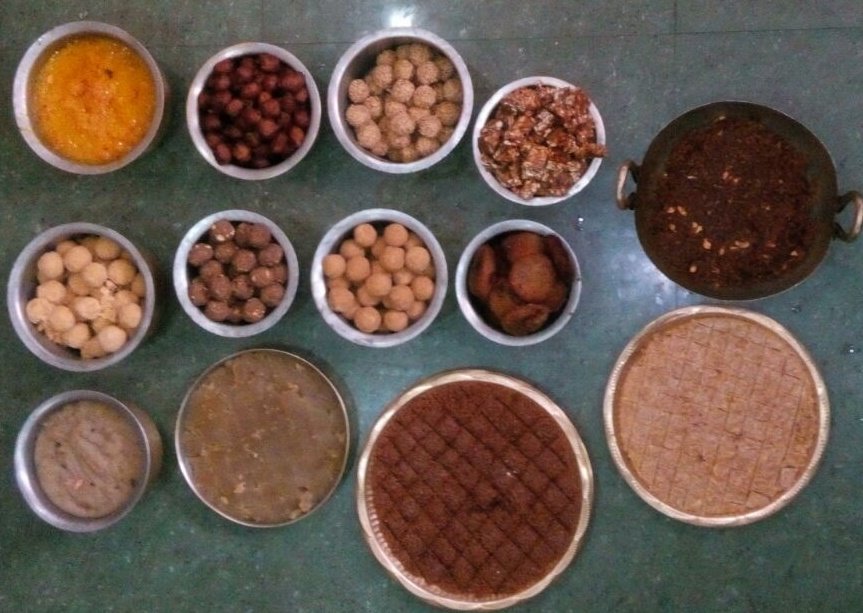 SriSamsthana's tweet photo. यतिहस्ते जलं दत्त्वा भैक्ष्यं दद्यात् पुनर्जलम् |
भैक्ष्यं पर्वतमात्रं स्यात् तज्जलं सागरोपमम् ||

#Bhiksha https://t.co/dYDH7OrAXJ