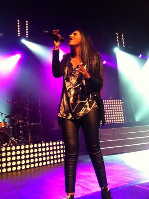 Team_Lyndream1's tweet photo. Une chanteuse en ors #Lyndreamteam https://t.co/eZcyeWUmgv