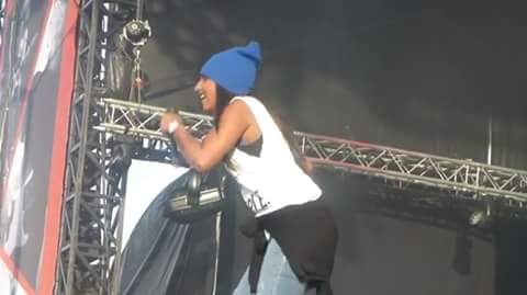 Team_Lyndream1's tweet photo. Une chanteuse en ors #Lyndreamteam https://t.co/eZcyeWUmgv