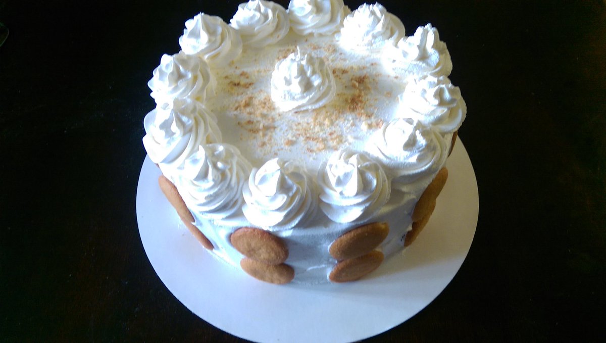 Tanyas_Bakery's tweet photo. Banana pudding cake w/vanilla wafers. #freshbananas #vanillapudding #coolwhiptopping https://t.co/FkNR4SWoT1