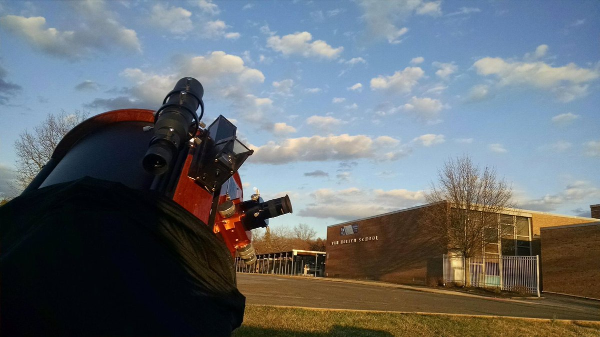 PearlObserv1's tweet photo. Viewing the moon Before Sunset https://t.co/BHi4h6x9bJ