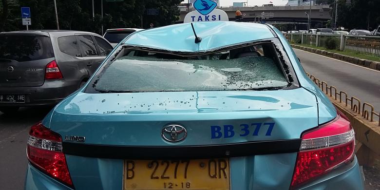 kompascom's tweet photo. #DemoSopirTaksi Dari kaca mobil  Dipecahkan, hingga penumpang diancam &amp; dipaksa turun https://t.co/zS33M5VxYJ https://t.co/p9xweiu8Lp