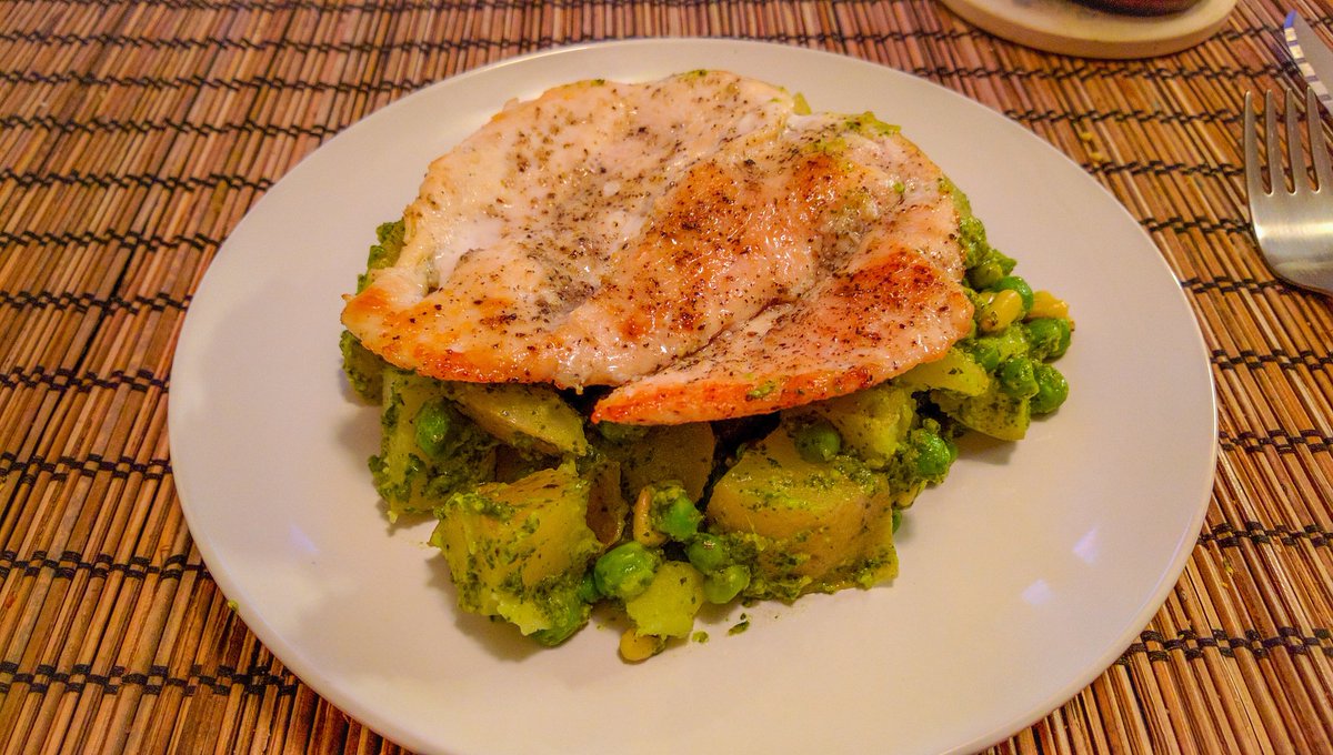 Willseph's tweet photo. Pan-roasted chicken breast with potato pesto salad #HelloFreshPics https://t.co/2kaLpzN58S