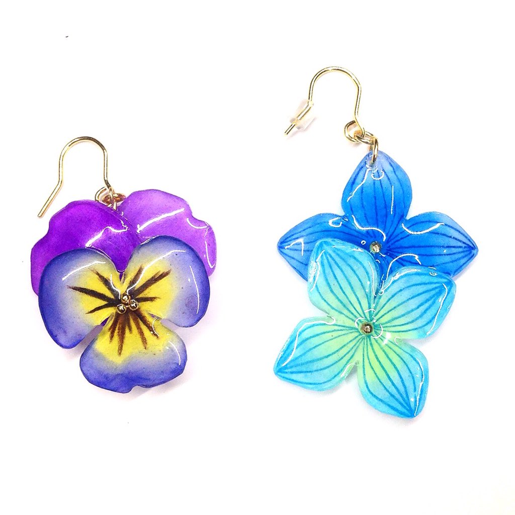 路地裏のサーカス Ampersand オーダーメイドでパンジーと紫陽花のピアス 片耳ずつで 相談しながらお客様ご希望の色で塗りました プラバン プラ板部 パンジー 紫陽花 フックピアス 手作り ハンドメイドアクセサリー 金沢 アンパサンド Ampersand