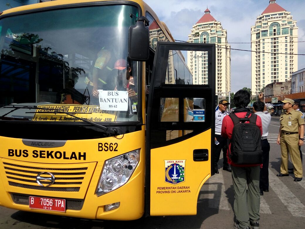 bussekolah_dki's tweet photo. 1 armada sdh merapat di terminal senen https://t.co/KqXU5xnCwW