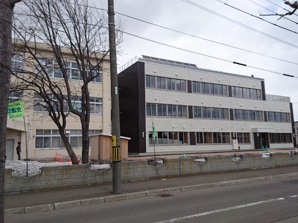 Mazda_nao_'s tweet photo. 篠路小学校の新校舎が綺麗すぎて凄い!
うさぎ小屋と温室もピカピカしてる、
#shinoro https://t.co/8u8KXjeZ1f