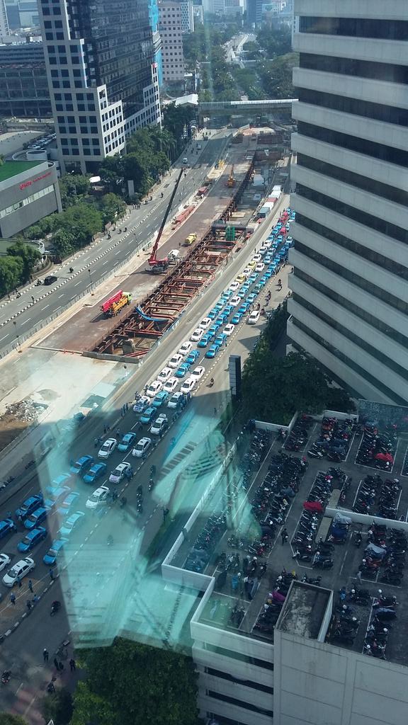 JAK101fm's tweet photo. Ini foto keadaan di daerah Sudirman beberapa waktu lalu, kiriman dari @FelixBun #ROTIKARI https://t.co/k71KK2xE5Q