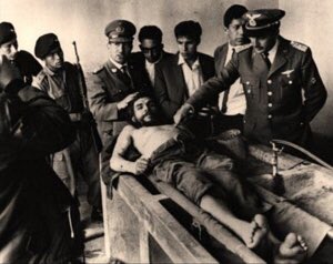 history_photo1's tweet photo. بعد القبض على تشي جيفارا واعدامه قام قاتليه بدعوة مجموعة من المصورين لالتقاط هذه الصورة ليثبتواللجميع موت تشي العظيم https://t.co/4JawEhoDHe