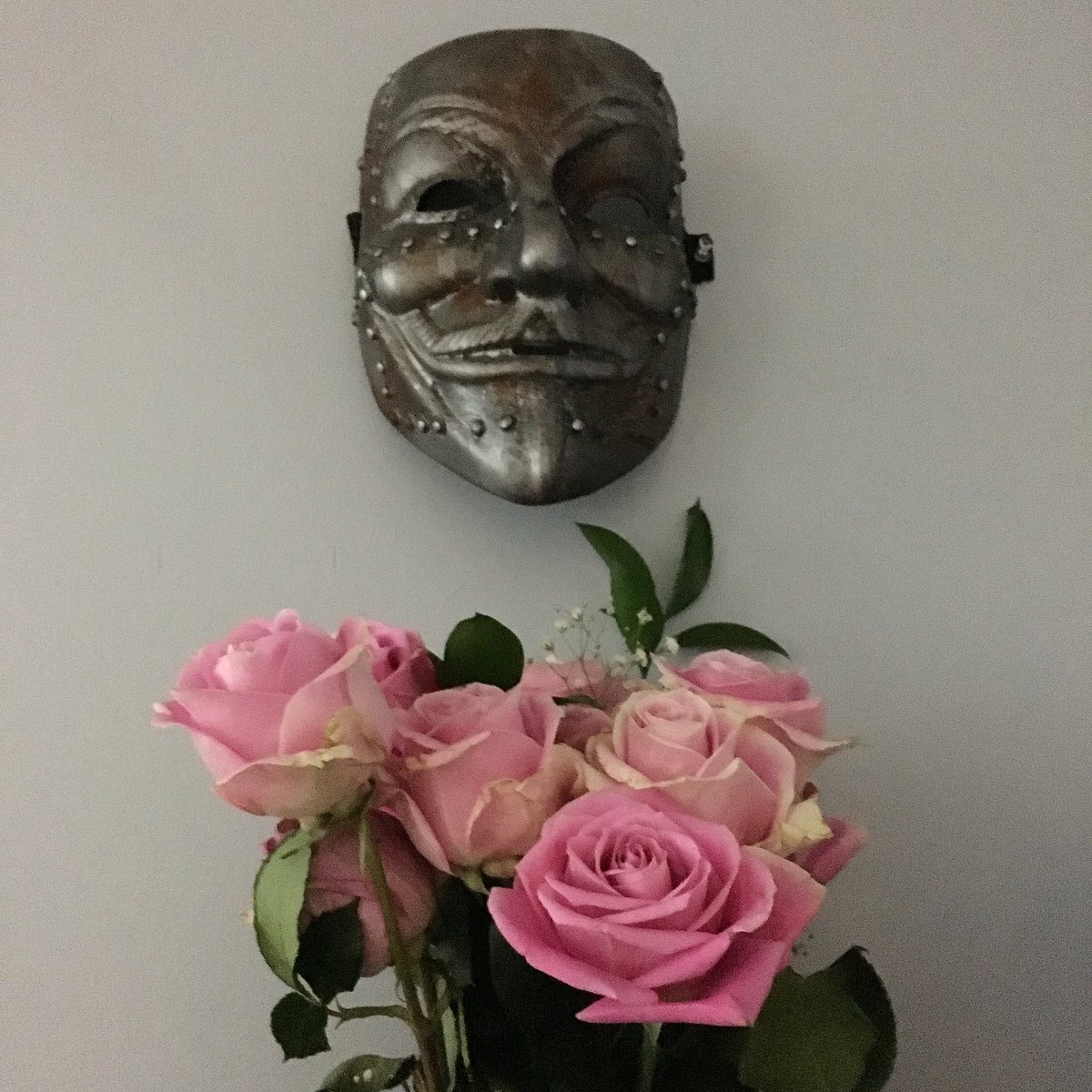 ValentinaMcG's tweet photo. #VforVendetta #V #Mask #Vmask #Rose #roses #pink #flowers #steampunk #rusty #movie #RememberRememberThe5thOfNovember https://t.co/28tmyTZ9bM