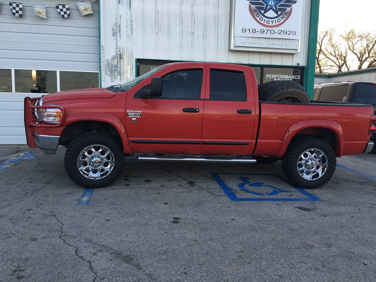 AutoAddictionOk's tweet image. New Worx Rebel wheels and Atturo 35x12.50r20 MT tires including red and white rock lights installed
