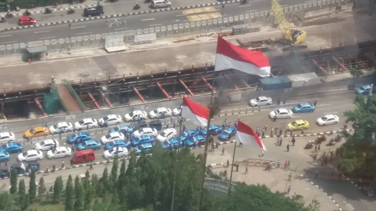 TMCPoldaMetro's tweet photo. 10.30 Unjuk rasa pengemudi taksi di dpn gedung sampoerna strategic, lalin padat. sebaiknya dihindari @VeraUtari https://t.co/HGk6DWcU2E
